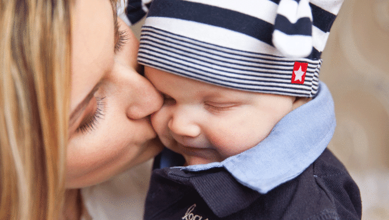 אמא מנשקת את התינוק שלה באהבה